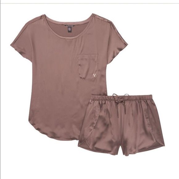 VICTORIA'S SECRET
Oversized T-Shirt & Petal Short PJ Set - Picture 1 of 3
